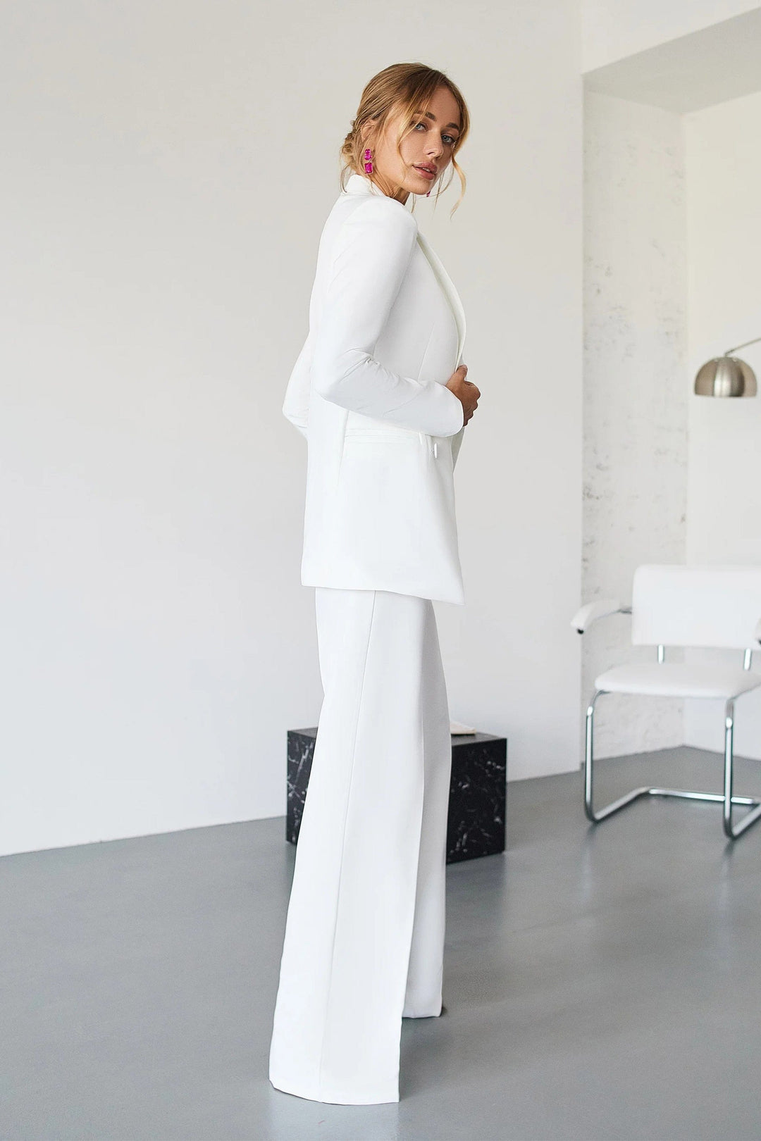 solovedress White 2 Piece Double Breasted Peak Lapel Business Casual Women Suit (Blazer+Pants)